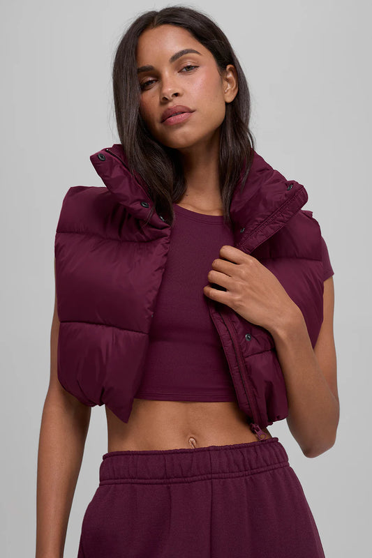 The Cropped Puffer Vest In Burgundy