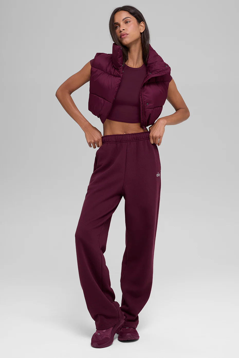 The Cropped Puffer Vest In Burgundy