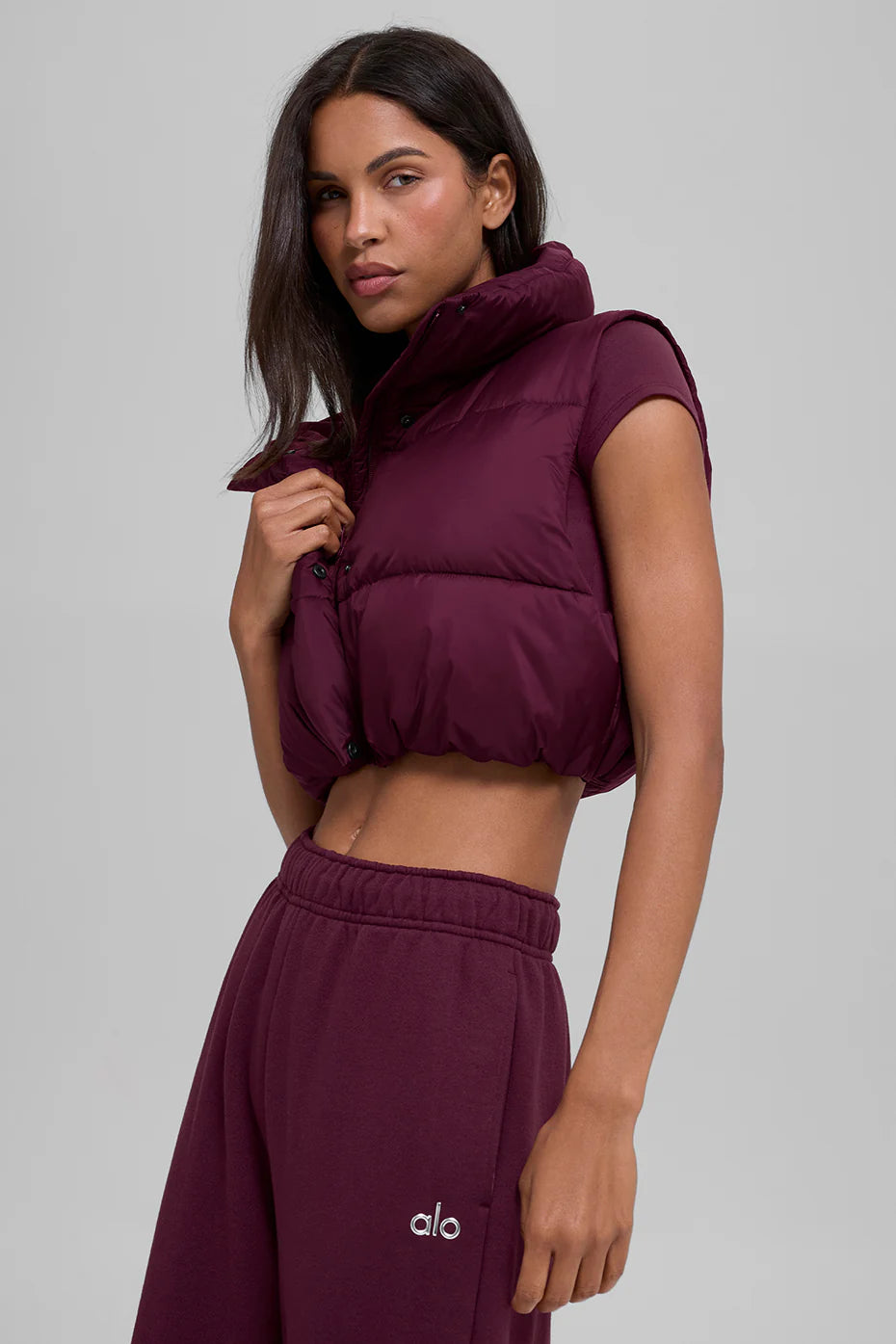 The Cropped Puffer Vest In Burgundy