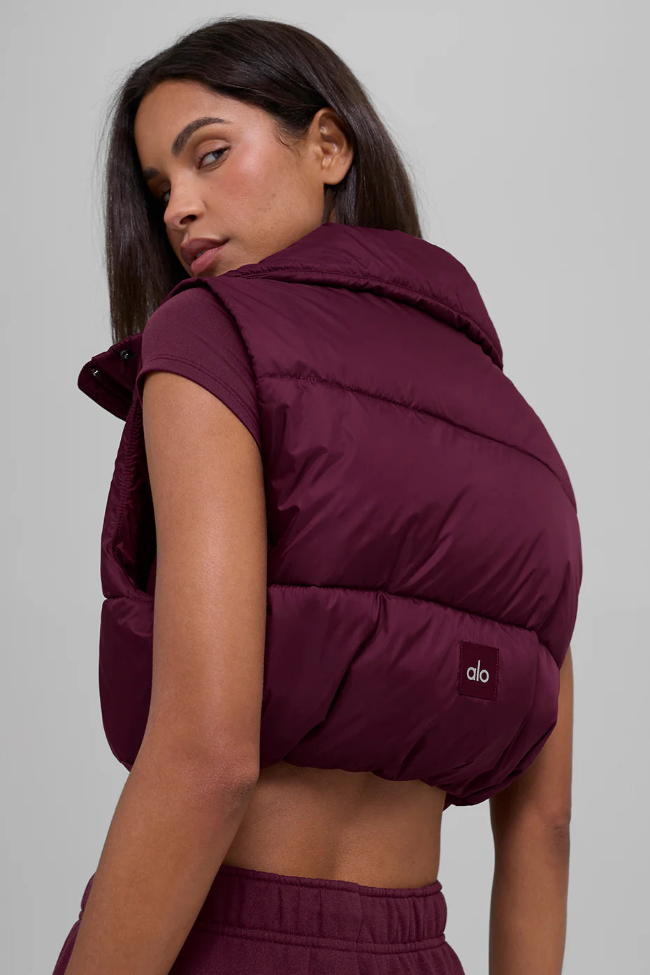 The Cropped Puffer Vest In Burgundy